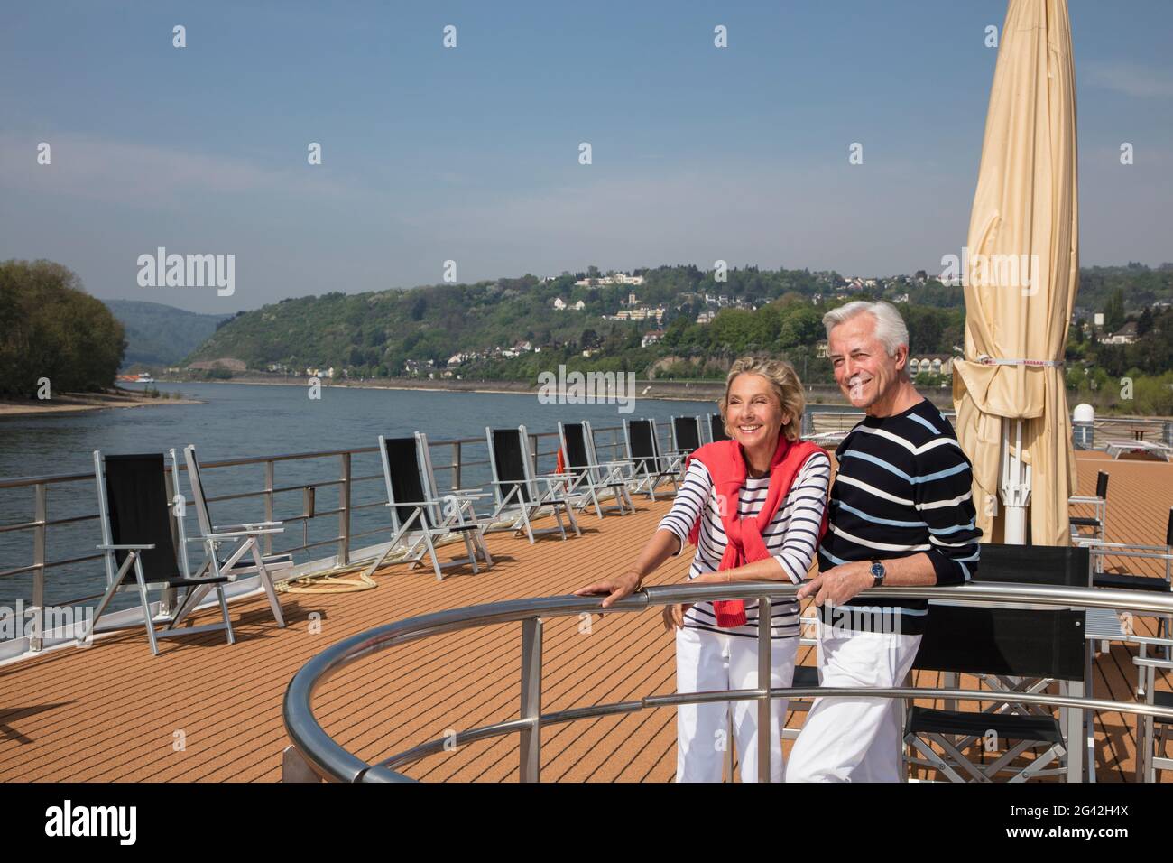 Paar auf dem Sonnendeck des Flusskreuzfahrtschiffes während einer Kreuzfahrt auf dem Rhein, bei Andernach, Rheinland-Pfalz, Deutschland, Europa Stockfoto