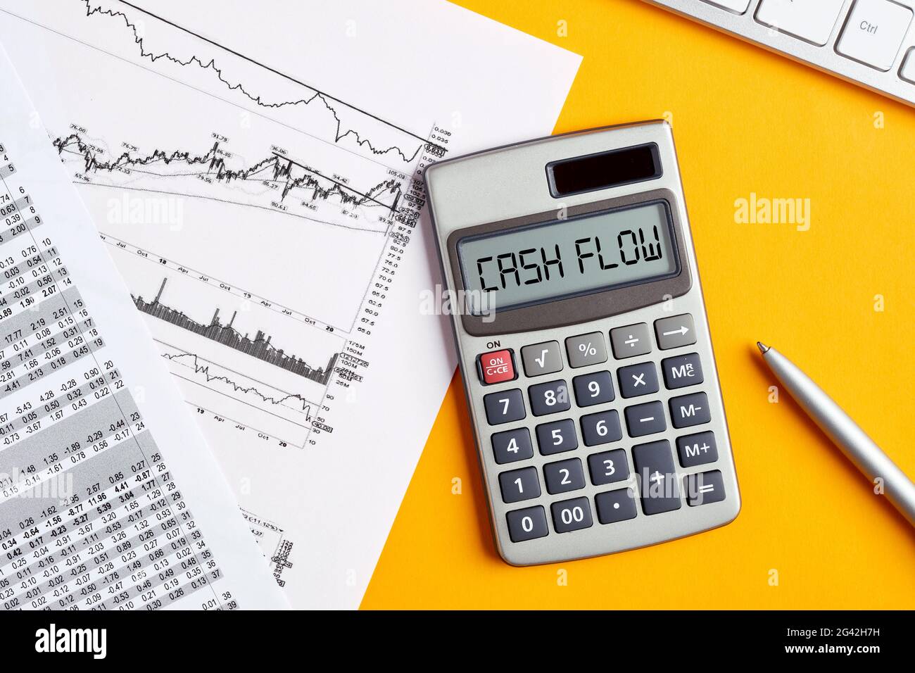Das Wort Cashflow auf dem Bildschirm des Rechners mit dem Desktop des Geschäftsbüros. Zur Berechnung oder Analyse des finanziellen Cashflow-Konzepts. Stockfoto