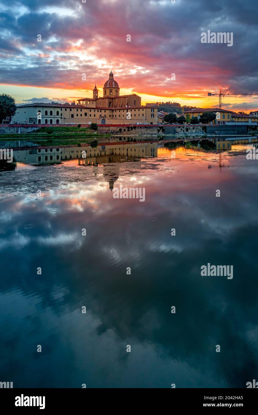 Florenz, Toskana/Italien - 19. Oktober: Blick auf die Gebäude entlang des Flusses Arno in der Dämmerung in Florenz am 19. Oktober 2019 Stockfoto