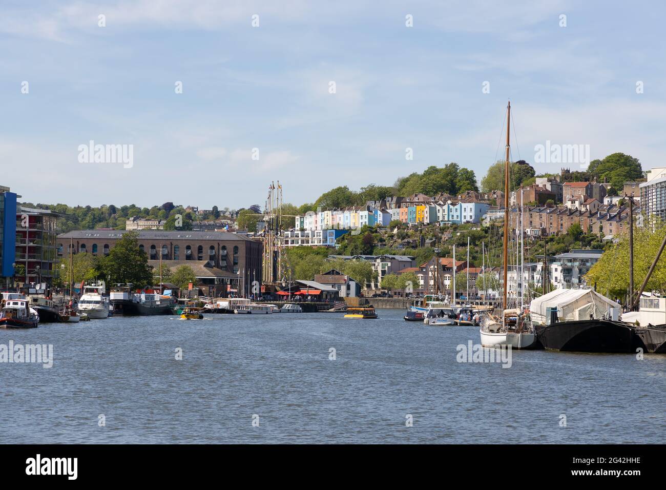 BRISTOL, Großbritannien - 14. Mai: Blick entlang den Fluss Avon in Bristol am 14. Mai 2019. Nicht identifizierte Personen Stockfoto
