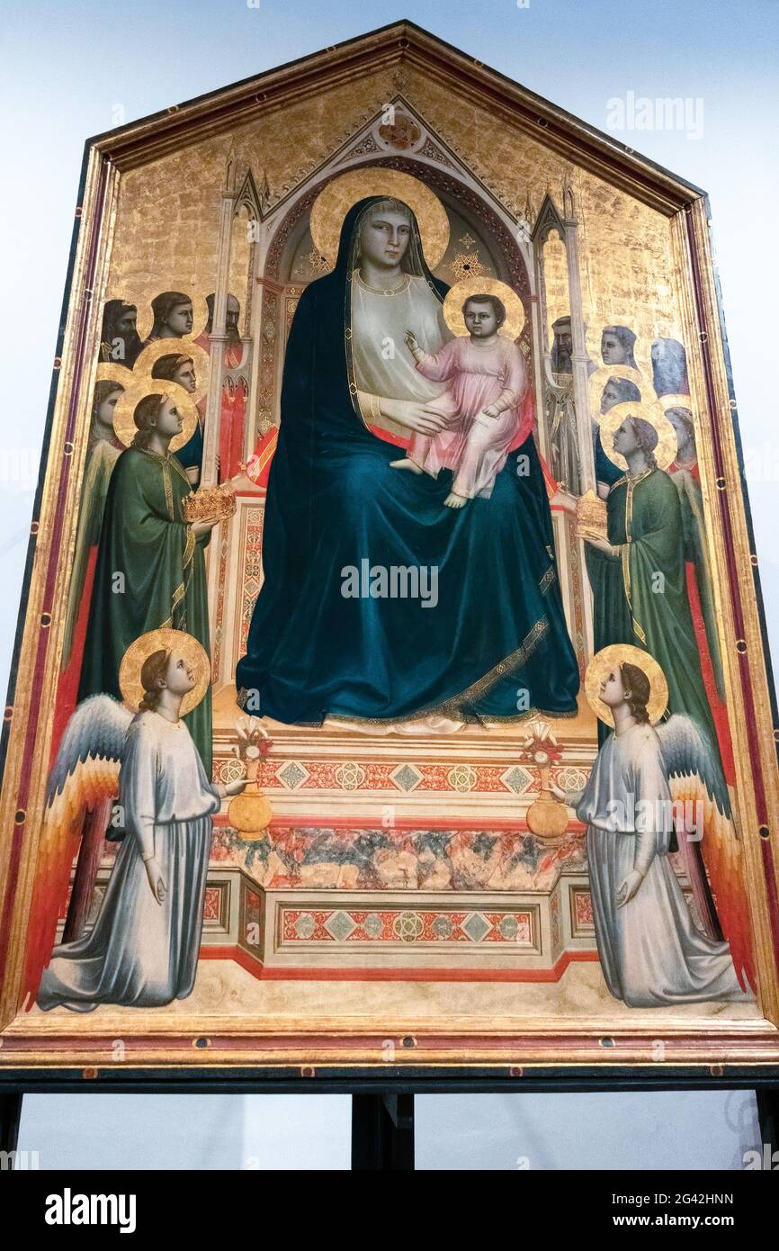 FLORENZ, TOSKANA/ITALIEN - OKTOBER 19 : Madonna mit Kind thront mit Engel und Heiligen in den Uffizien in Flor Stockfoto