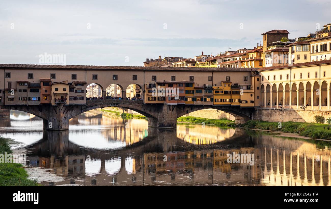 FLORENZ, TOSKANA/ITALIEN - OKTOBER 18 : Blick auf Gebäude entlang und über den Arno in Florenz am 18. Oktober 2019. Unide Stockfoto