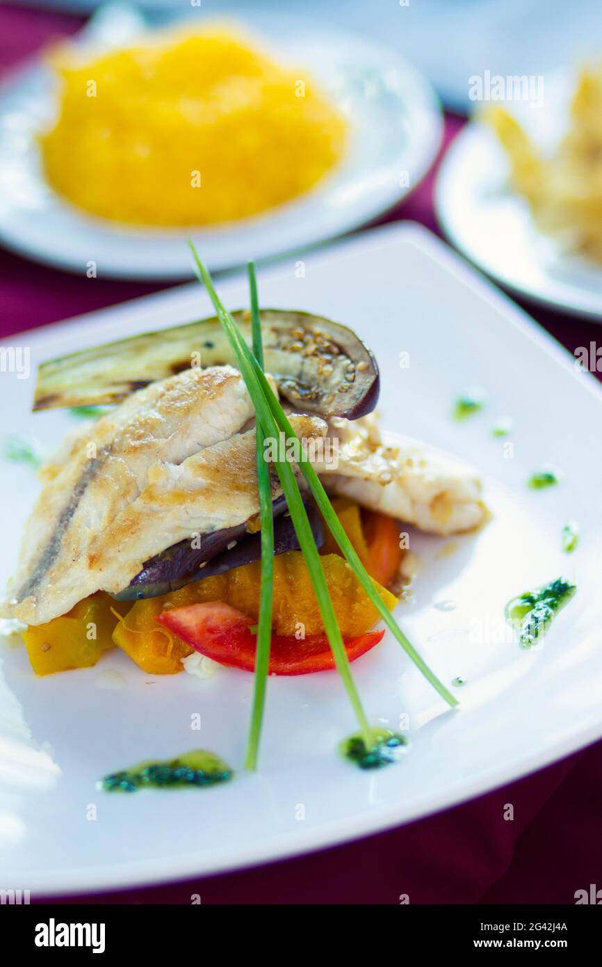 Fisch und Gemüse auf einem Teller in Havanna, Kuba Stockfoto