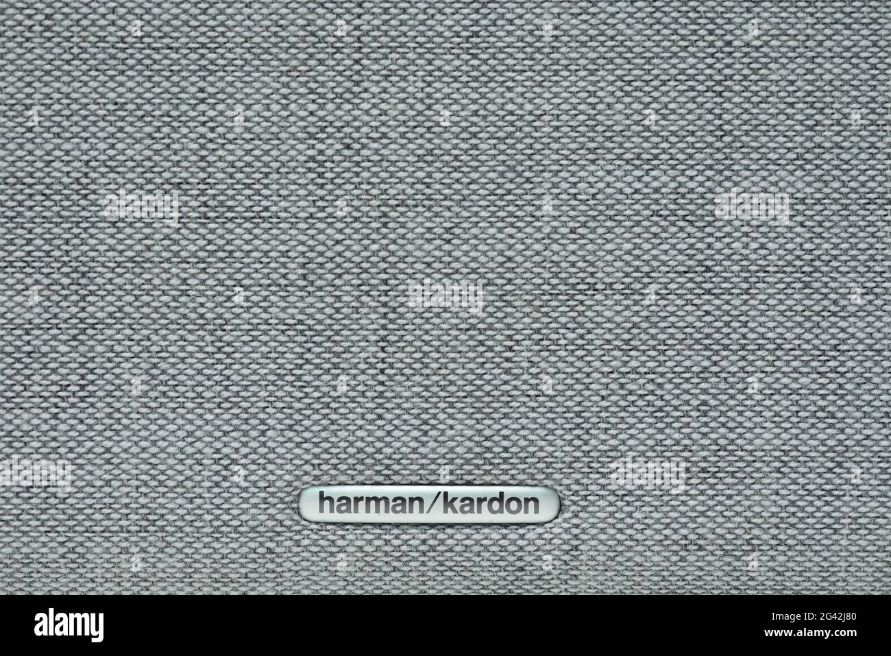 STARY OSKOL, RUSSLAND - 19. MAI 2021: Harman Kardon-Logo auf grauem Stoff von Audiogeräten Stockfoto