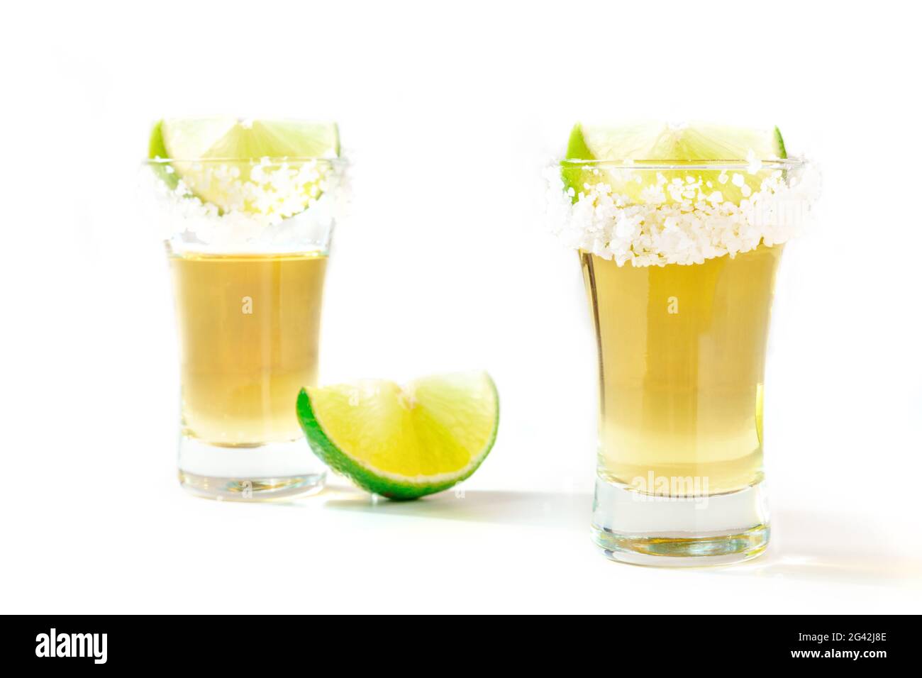 Tequila Schüsse mit gesalzenen Felgen und Limettenscheiben Stockfoto