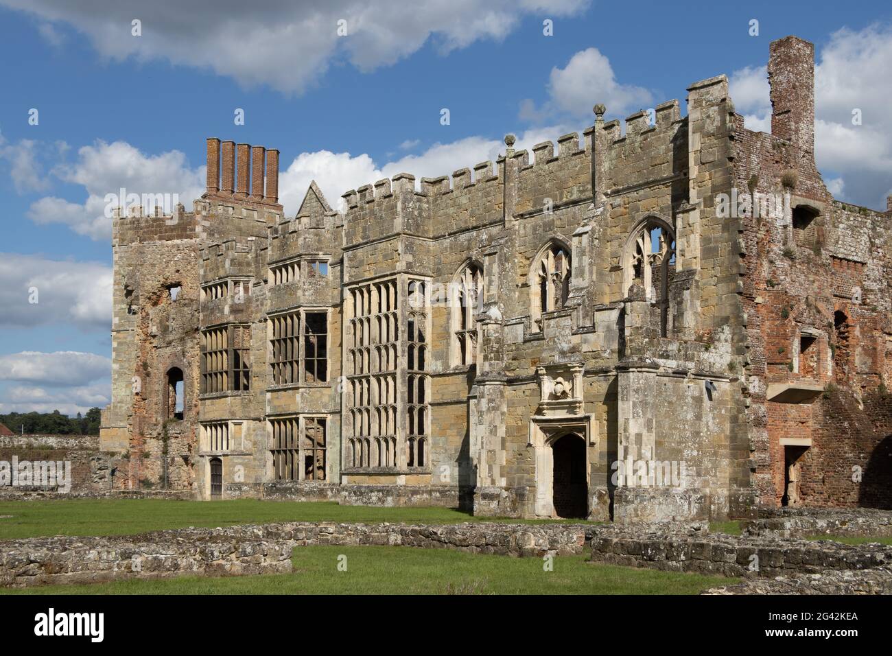 MIDHURST, WEST SUSSEX/UK - 1. SEPTEMBER: Blick auf die Ruinen von Cowdray Castle in Midhurst, West Sussex am 1. September 2020 Stockfoto