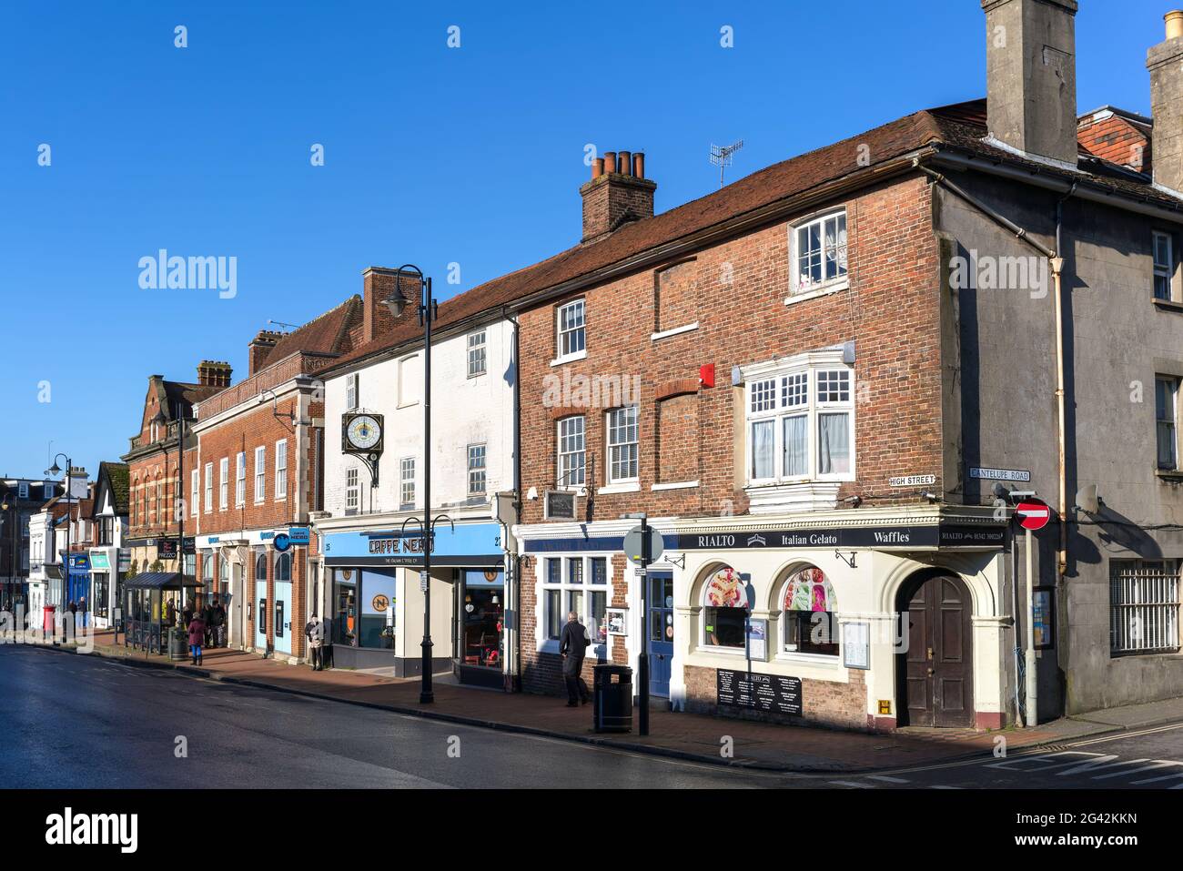 EAST GRINSTEAD, WEST SUSSEX, Großbritannien - JANUAR 25 : Blick auf die Geschäfte in der High Street in East Grinstead am 25. Januar 2021. Unidentif Stockfoto