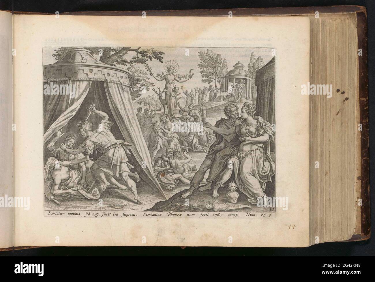 Israel ehrt die Baäl van Peor und Pinechas töten Zimri und Kozbi; Gheschiedissis Israelels in der Woestyne; Geschichte von Bileam; Den Grooten Figuer Bibel (...). Die Israeliten handeln mit moabitischen Frauen und gehen, um ihren Gott, den Baal van Peor, anzubeten. Die Israeliten knien sich wegen des Götzenbildes nieder und nehmen an Opferzeremonien im Hintergrund Teil. Mose hatte angewiesen, alle Diener des Baal zu töten. Im Vordergrund antwortet Pinechas auf diesen Auftrag des Israeliten Zimri und des Midjanitischen Vrouw Kozbi, die sich in einem Zelt befinden, um Liebe zu machen. Unter der Show eine lateinische Referenz auf das B Stockfoto