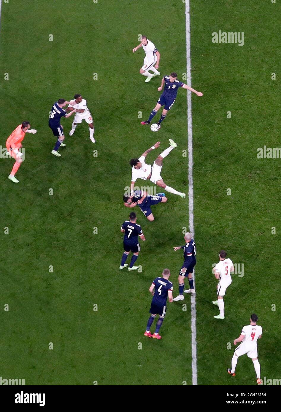 Fußball - Euro 2020 - Gruppe D - England gegen Schottland - Wembley Stadium, London, Großbritannien - 18. Juni 2021 Englands Tyrone Mings im Einsatz mit dem schottischen Grant Hanley REUTERS/Carl Recine Stockfoto
