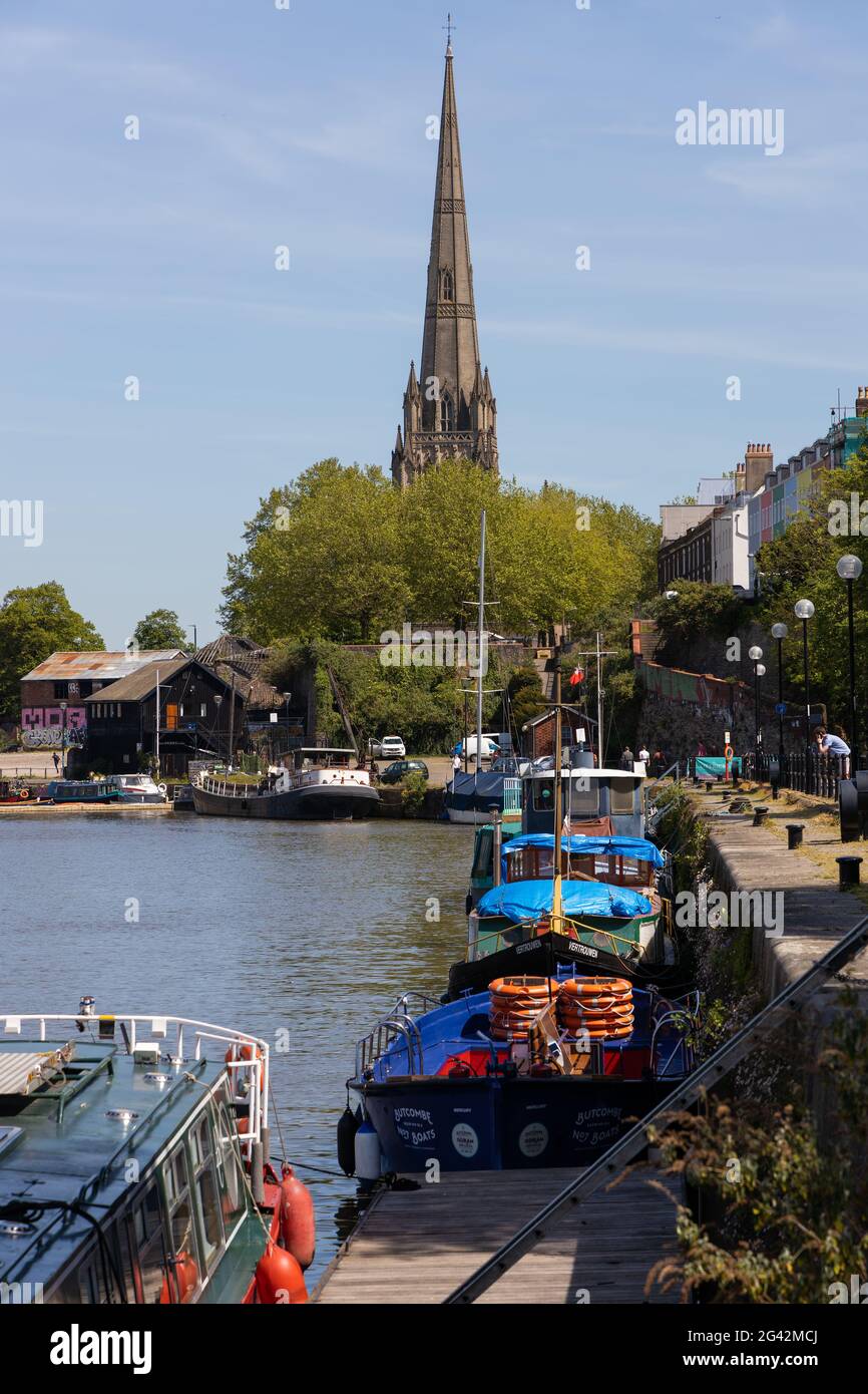 BRISTOL, Großbritannien - 14. Mai: Blick entlang den Fluss Avon in Bristol am 14. Mai 2019. Nicht identifizierte Personen Stockfoto