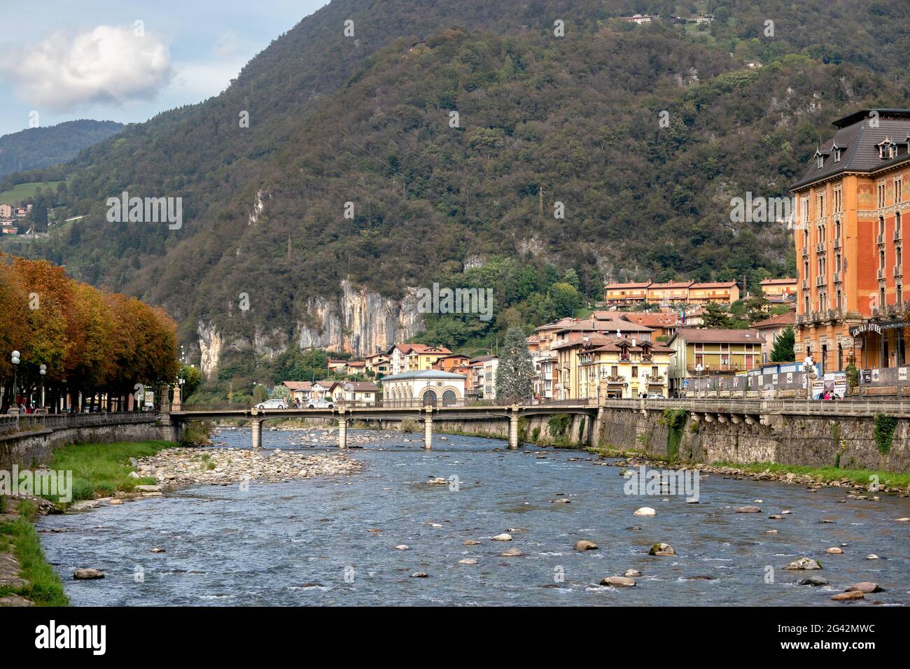 SAN PELLEGRINO, LOMBARDEI/ITALIEN - OKTOBER 5 : Blick entlang des Brembo Flusses in San Pellegrino Lombardei Italien am 5. Oktober 2019. Un Stockfoto