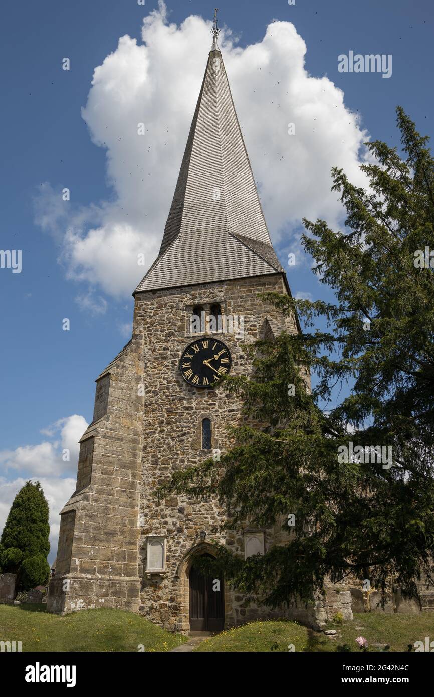 BEFIEDERUNG, EAST SUSSEX/UK - JULI 17 : Blick auf die Pfarrkirche St. Andreas und St. Maria die Jungfrau in Befiederung East Sussex on Stockfoto