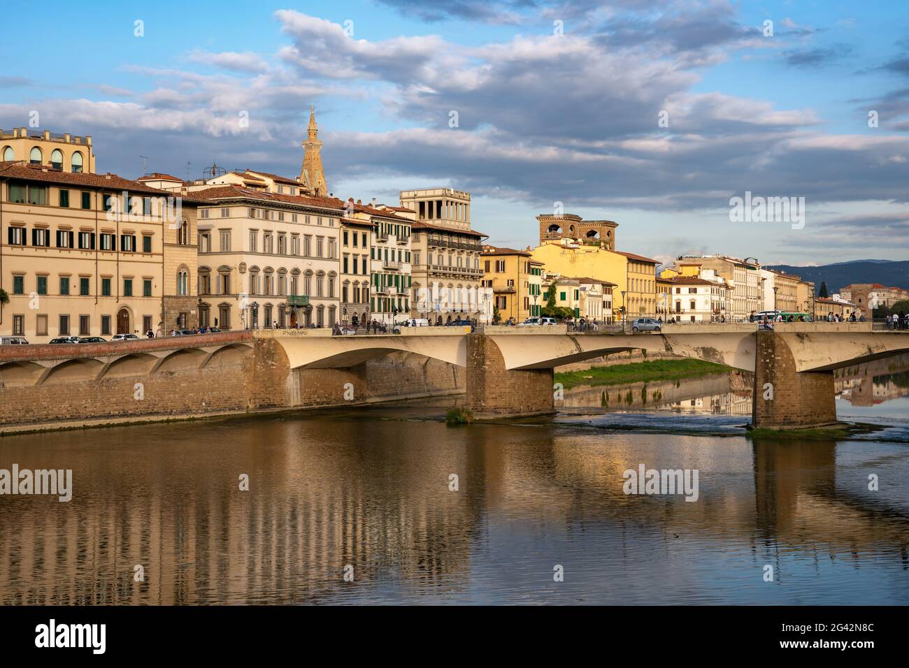 FLORENZ, TOSKANA/ITALIEN - OKTOBER 18 : Blick auf Gebäude entlang und über den Arno in Florenz am 18. Oktober 2019. Unide Stockfoto