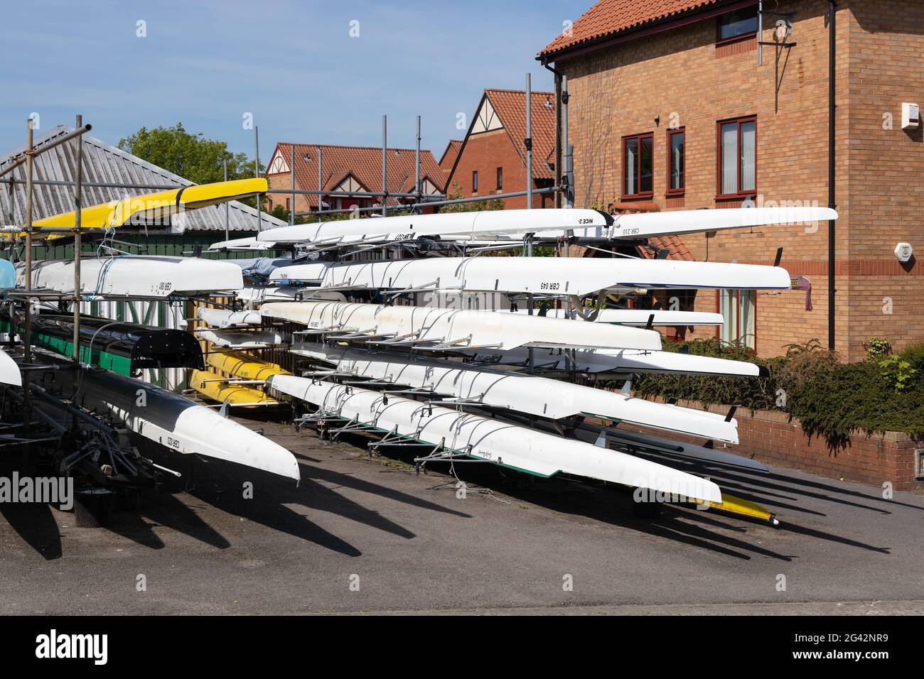BRISTOL, Großbritannien - 14. Mai: Viele skulling Boote am Ufer des Flusses Avon in Bristol am 14. Mai 2019. Stockfoto