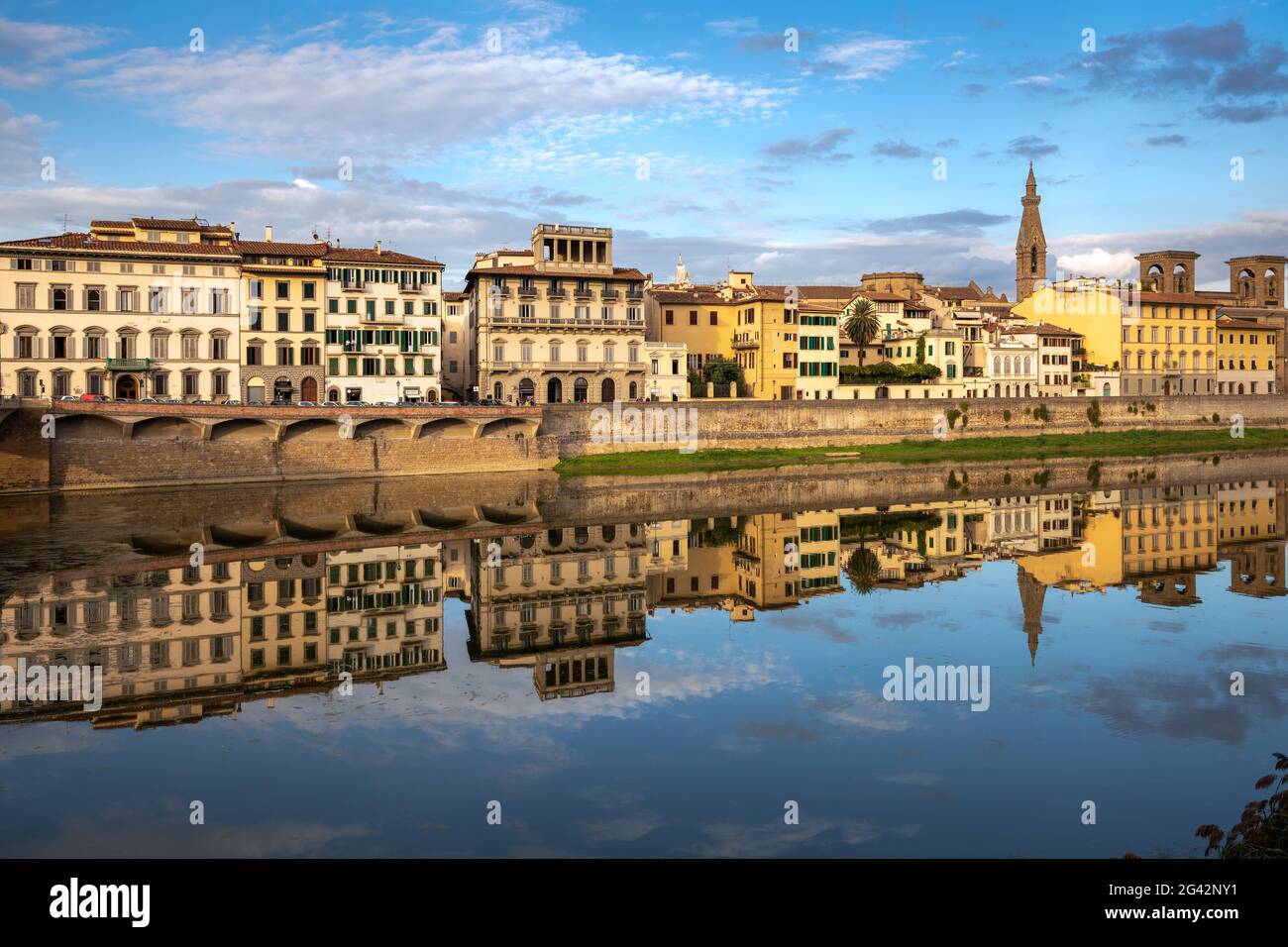 FLORENZ, TOSKANA/ITALIEN - OKTOBER 18 : Blick auf Gebäude entlang und über den Arno in Florenz am 18. Oktober 2019. Unide Stockfoto