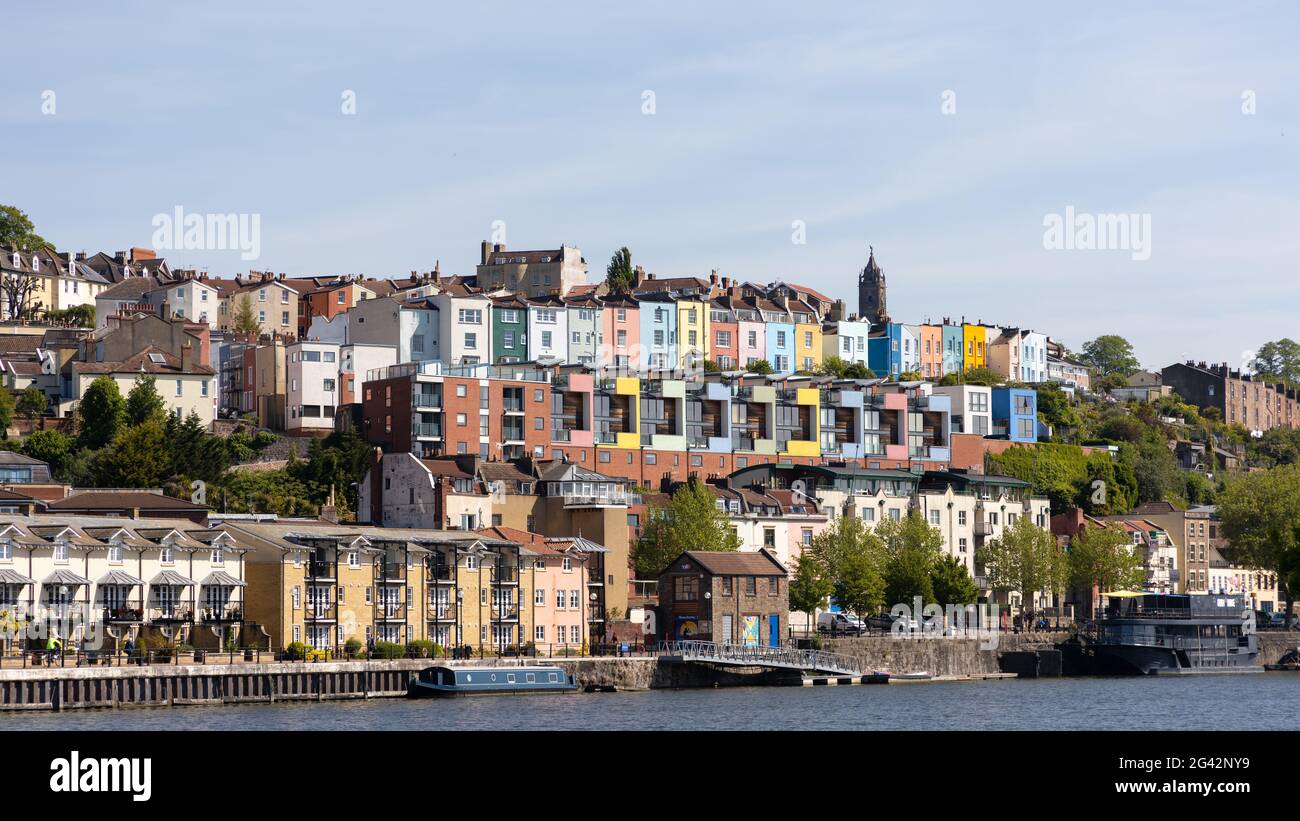 BRISTOL, UK - MAY 14 : Blick auf Boote und farbenfrohe Apartments entlang des Flusses Avon in Bristol am 14. Mai 2019. Nicht identifiziertes Peop Stockfoto