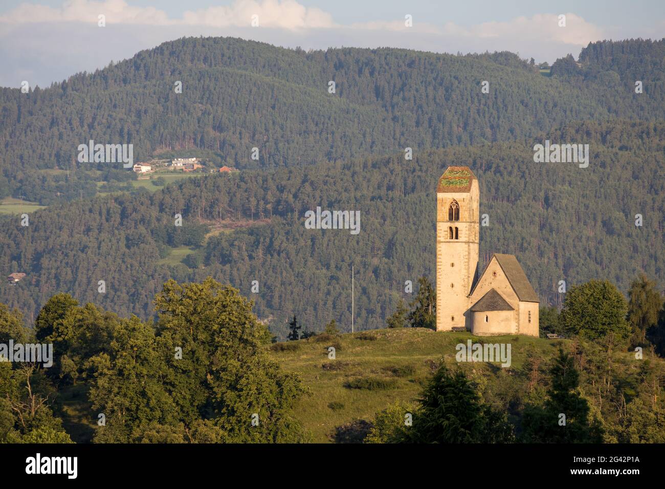 FIE ALLO AM SCHLERN, SÜDTIROL/ITALIEN - AUGUST 8 : Blick auf die Kirche San Pietro in Colle, Fie allo am Schlern Trentino Alto Adigio, Sout Stockfoto
