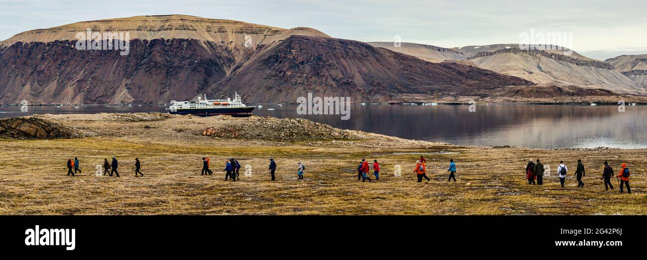 Eine Gruppe von Menschen, die in der Nähe von Dundas Harbour, Devon Island, Nunavut, Kanada, spazieren gehen Stockfoto