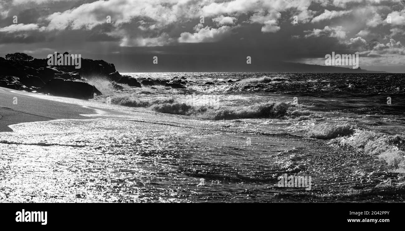 Schwarz-weiße Landschaft mit Strand und Wellen im Meer, Maui, Hawaii-Inseln, USA Stockfoto