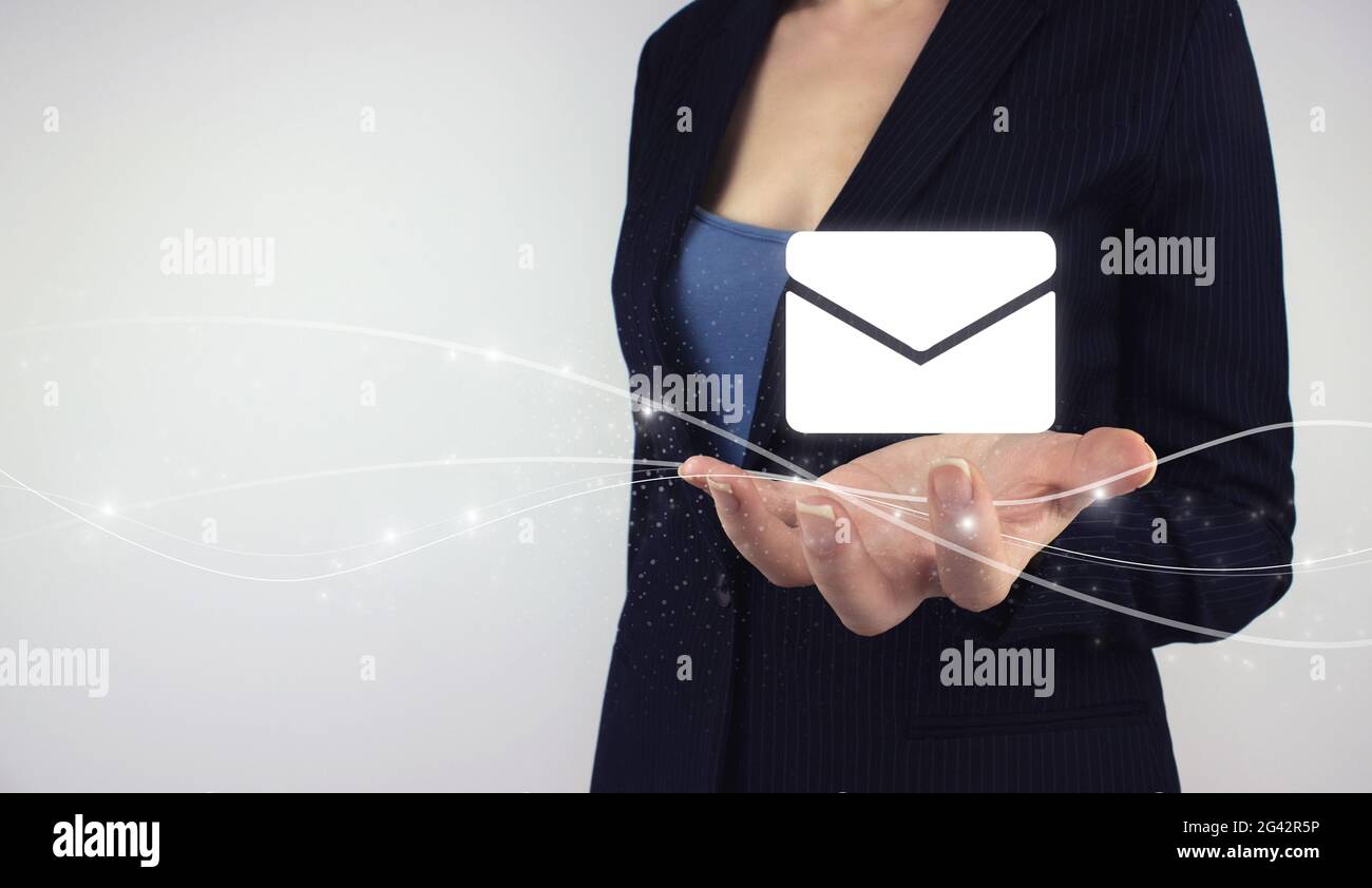 Versenden von E-Mail-Marketing-Konzept. Halten Sie die digitale Hologramm-E-Mail auf grauem Hintergrund in der Hand Stockfoto
