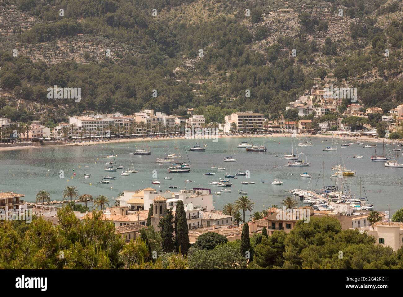 Mallorca, Spanien. Juni 2021. Blick aus den Bergen auf die Bucht von Port de Soller auf Mallorca. Quelle: John-Patrick Morarescu/ZUMA Wire/Alamy Live News Stockfoto