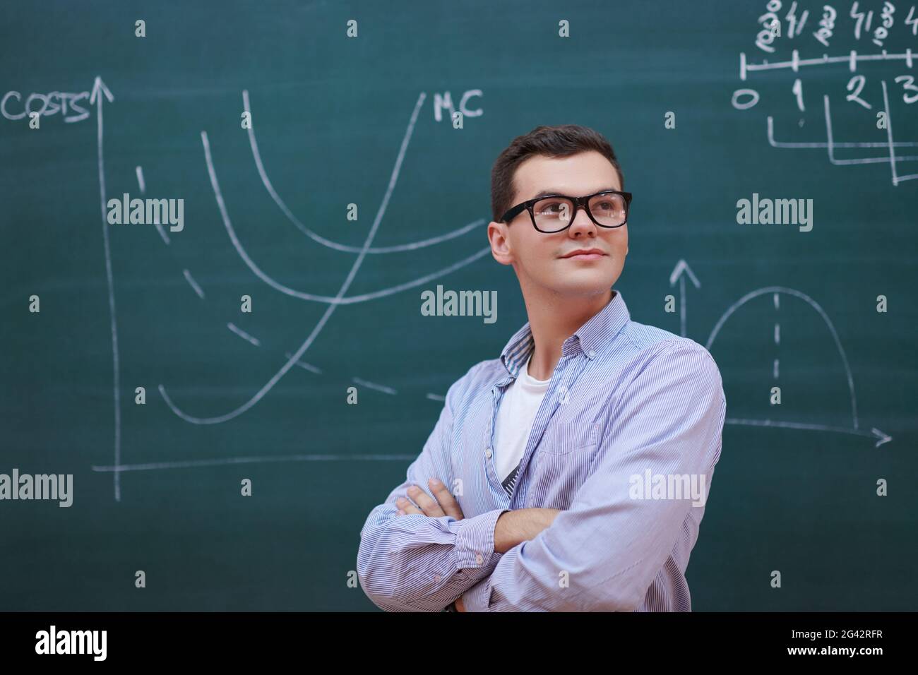Der Student erledigt die Aufgabe im Vorstand Stockfoto