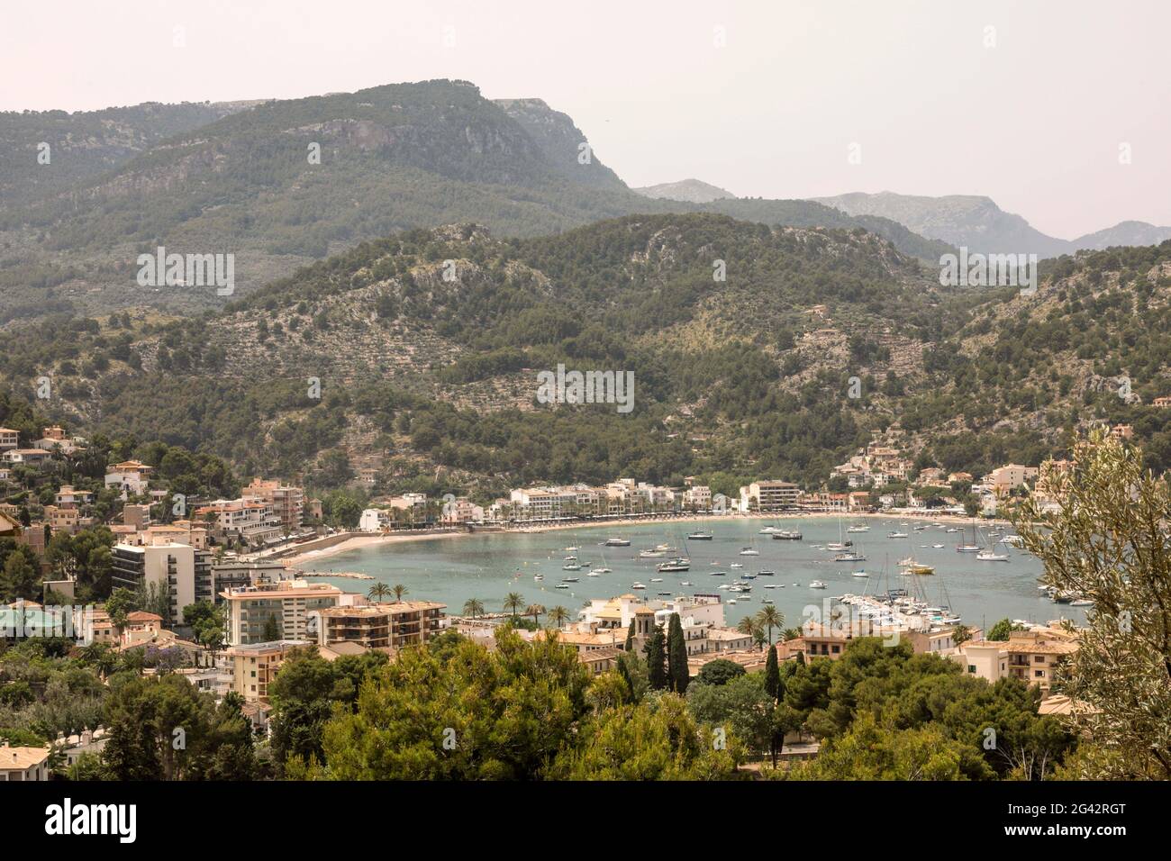 Mallorca, Spanien. Juni 2021. Blick aus den Bergen auf die Bucht von Port de Soller auf Mallorca. Quelle: John-Patrick Morarescu/ZUMA Wire/Alamy Live News Stockfoto