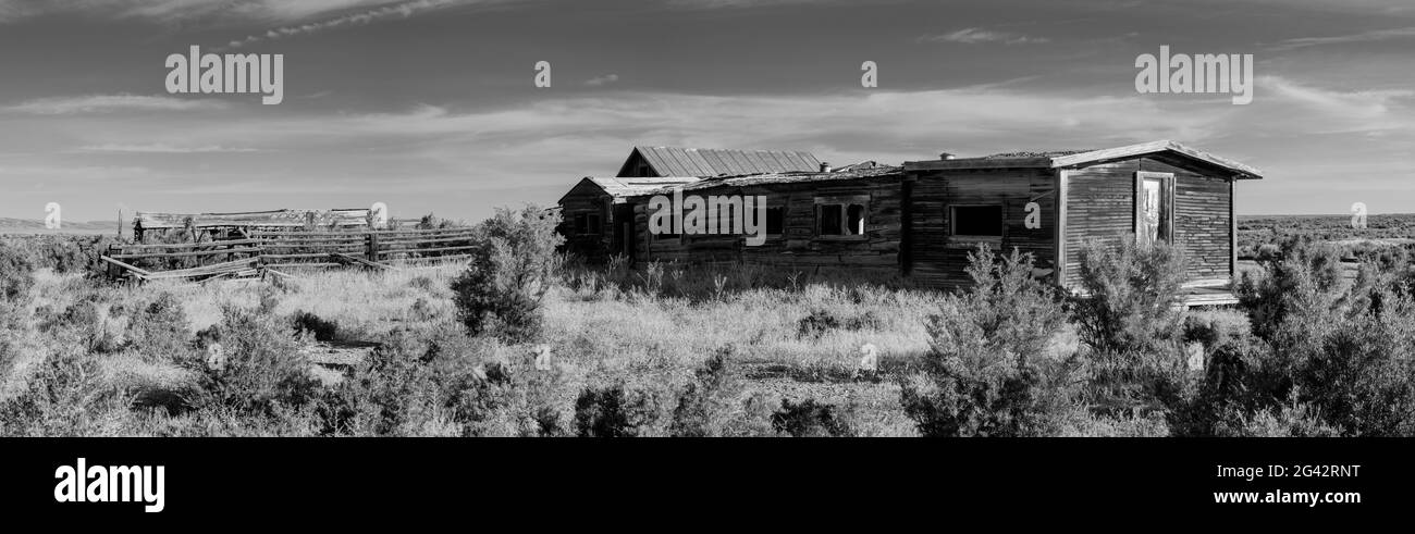 Verlassene Ranch im ländlichen Sweetwater County in schwarz-weiß, Wyoming, USA Stockfoto