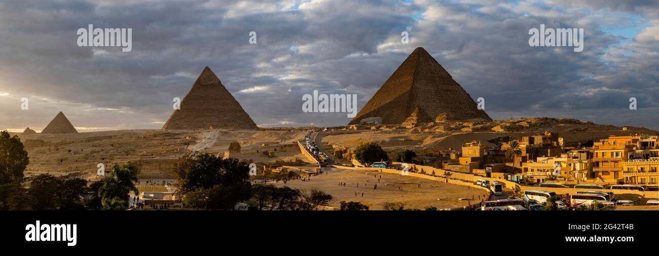 Gizeh-Pyramiden am Horizont bei Sonnenuntergang, Al Haram, Gizeh Governate, Ägypten Stockfoto