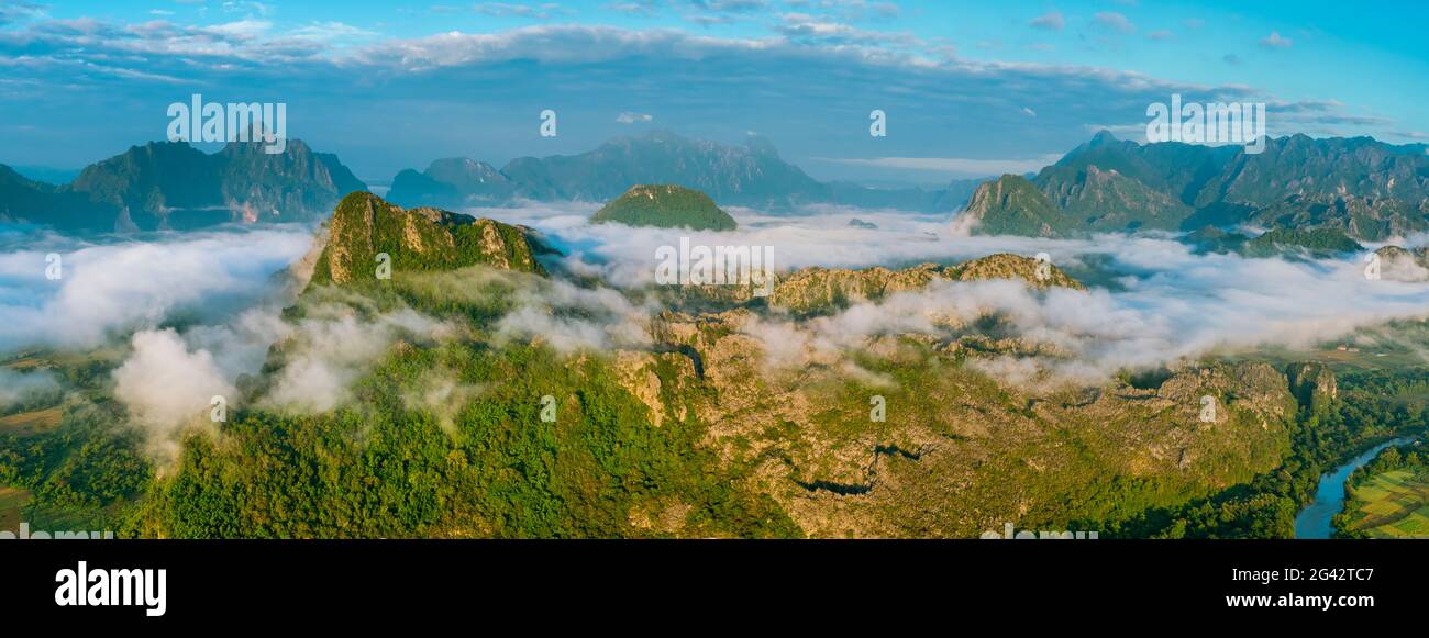 Luftaufnahme der üppigen grünen Berglandschaft von Vang Vieng, Laos Stockfoto