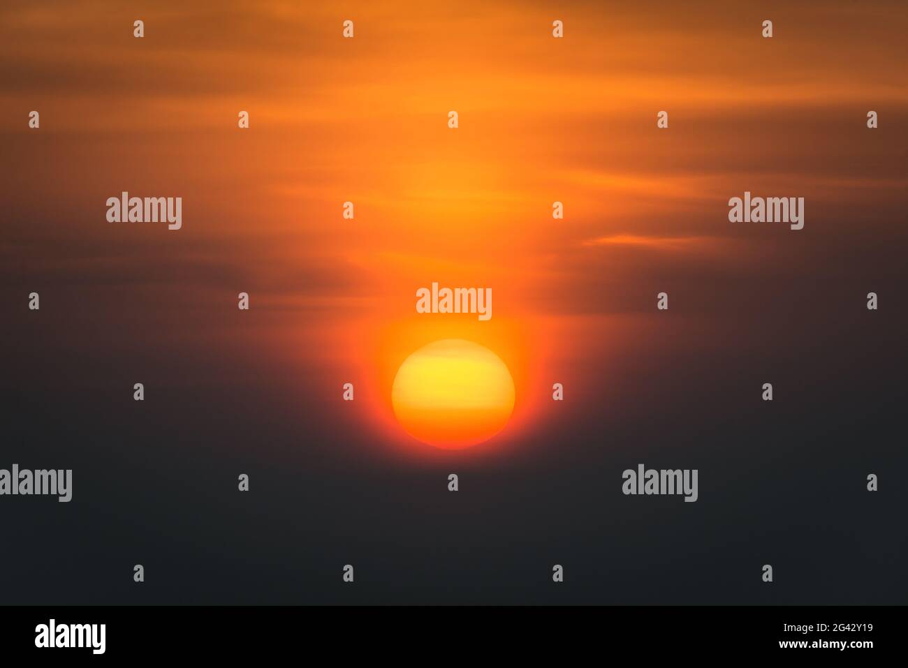 Sonnenaufgang und dunkle Wolken Stockfoto