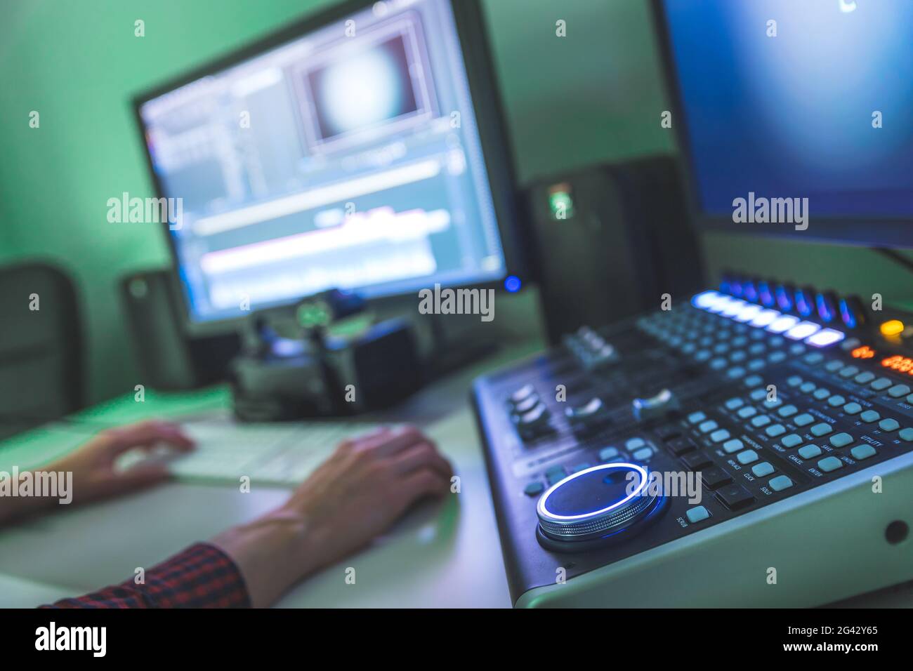 Professioneller Schneideraum für Videobearbeitung und Videoproduktion: Monitore und Tonmischpult Stockfoto