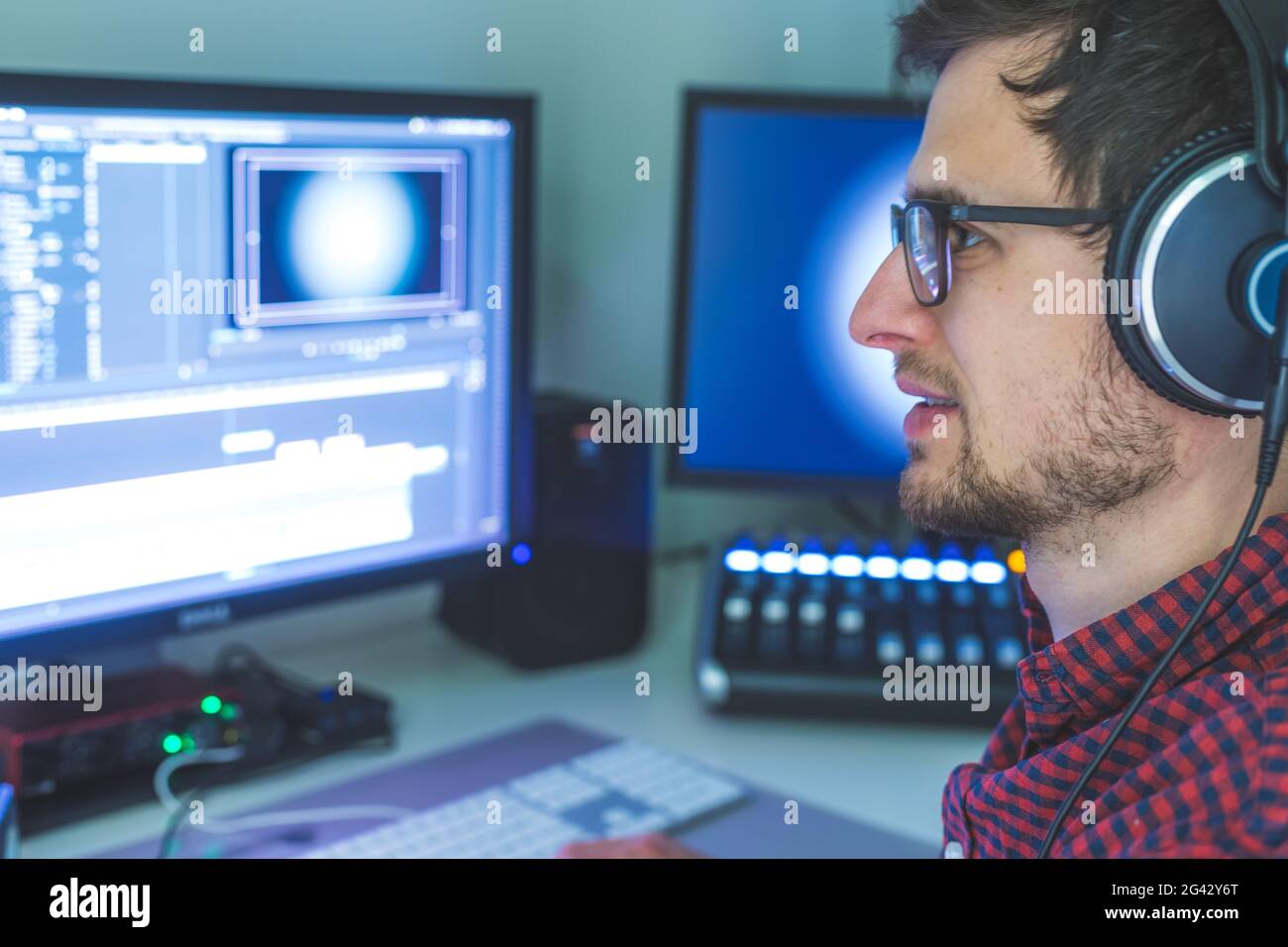 Professioneller Schneideraum für Videobearbeitung und Videoproduktion: Monitore und Tonmischpult Stockfoto