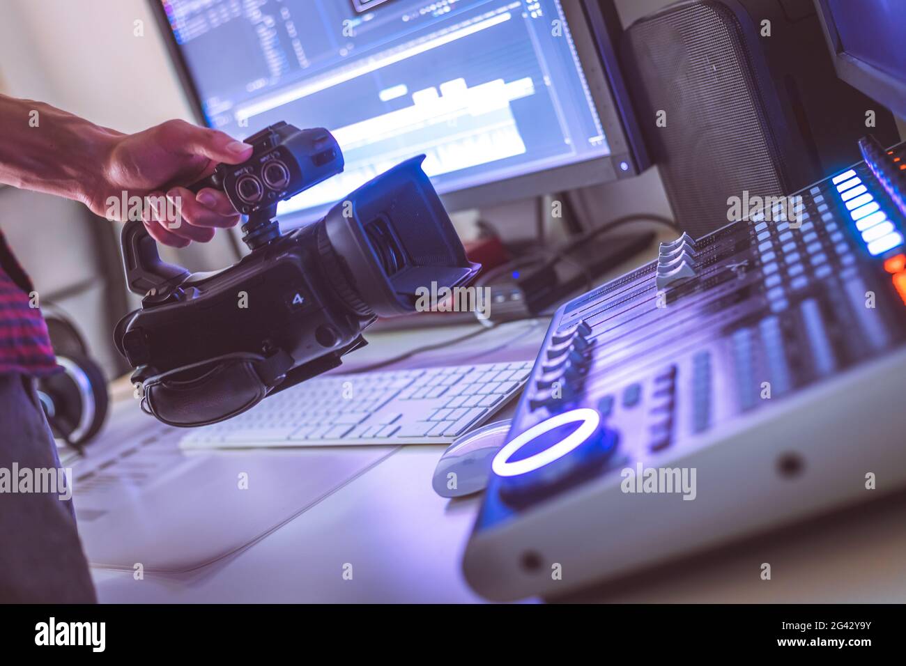 Professioneller Schneideraum für Videobearbeitung und Videoproduktion: Monitore, Kamera- und Tonmischung Stockfoto