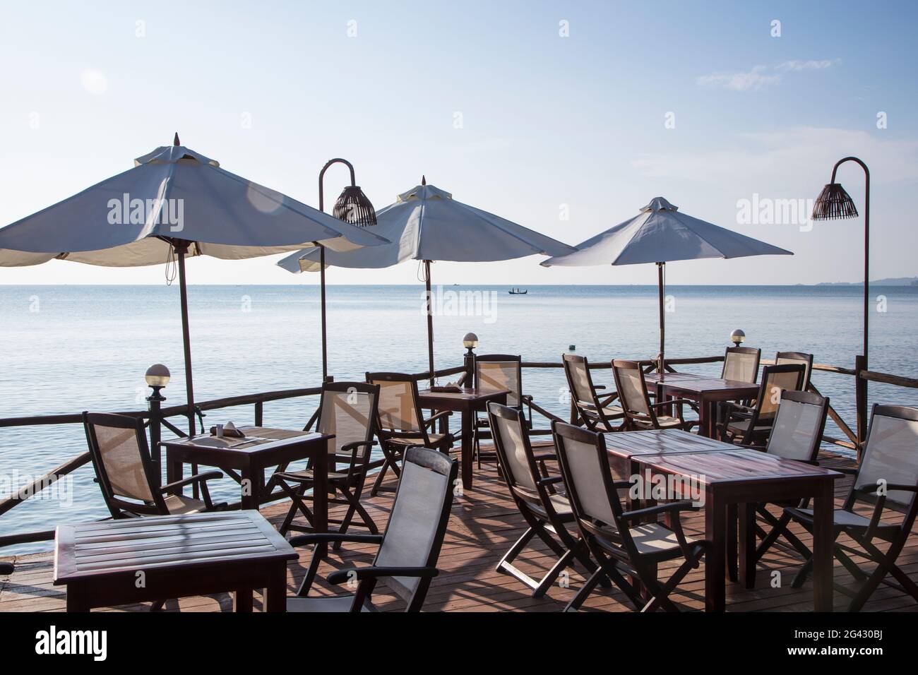 Tische und Sonnenschirme im Restaurant auf Ong lang Beach, Ong lang, Phu Quoc Island, Kien Giang, Vietnam, Asien Stockfoto