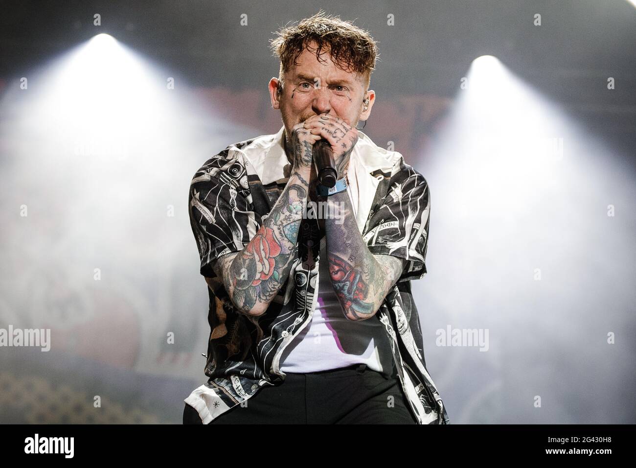 Donington Park, Leicestershire, Großbritannien. Juni 2021. Frank Carter und die Rattlesnakes spielen live auf der Bühne beim Download Pilot Festival, Großbritannien. Die Pilotveranstaltung ist ein Camping-Festival mit 10,000 Plätzen und Teil der zweiten Phase des Veranstaltungsprogramms der Regierung. Das erste volle Wochenend-Festival mit Camper in Großbritannien seit der Sperre vom 2020. März. Jeder vor Ort hat vor der Einreise einen lateralen Flow-Test durchgeführt, ein negatives Ergebnis erhalten und auch einen PCR-Test gemacht. Jeder darf ohne Maske oder soziale Distanzierung singen, tanzen und sogar umarmen. Stockfoto