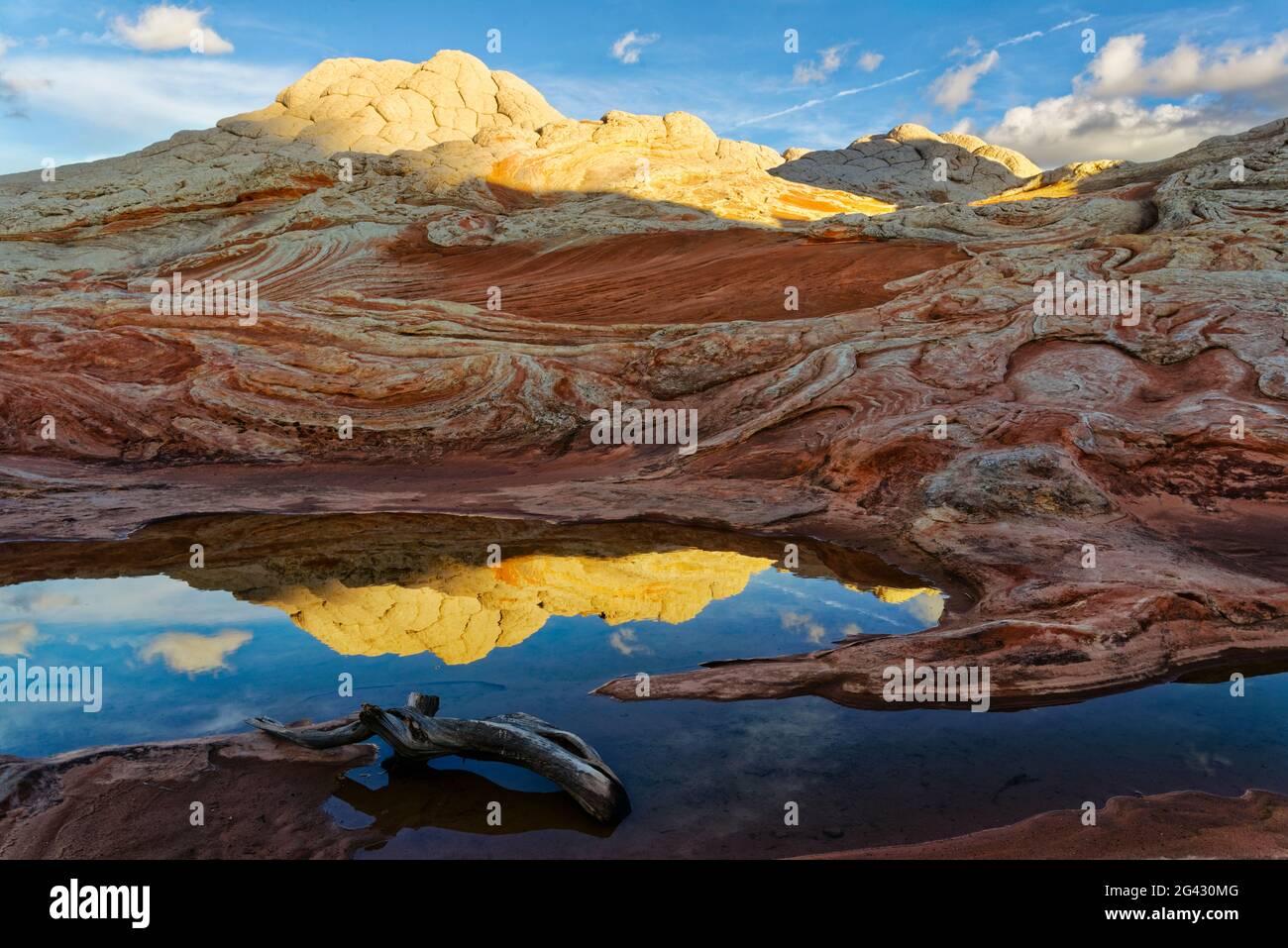 Felsformationen und Himmel spiegeln sich im Wasser in der Wüstenlandschaft von Arizona, USA Stockfoto