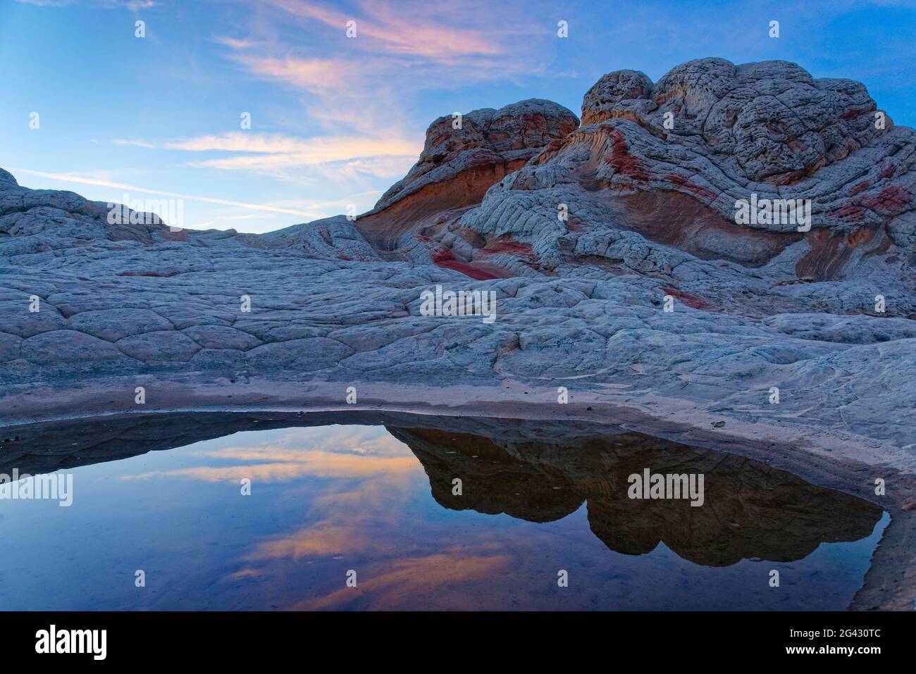 Felsformationen und Himmel spiegeln sich im Wasser in der Wüstenlandschaft von Arizona, USA Stockfoto