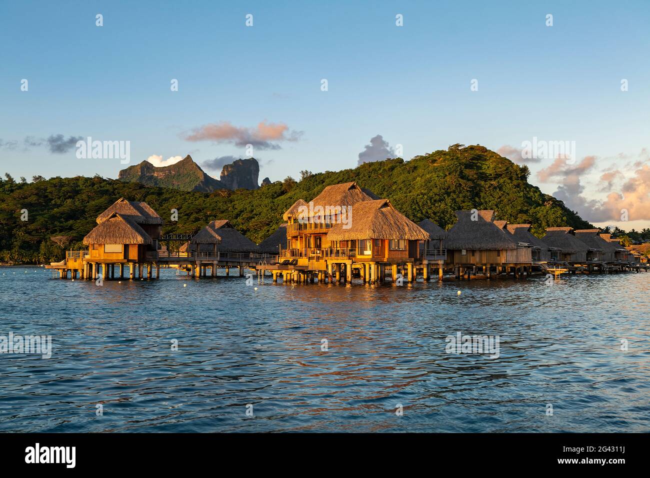 Überwasser-Bungalows des Conrad Bora Bora Nui Resort, Bora Bora, Leeward Islands, Französisch-Polynesien, Südpazifik Stockfoto