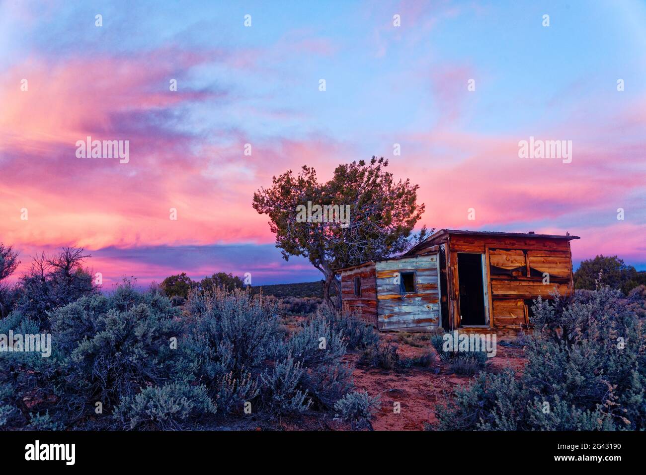 Hütte in der Wüste unter romantischem Himmel bei Sonnenuntergang, Death Valley Junction, Arizona, USA Stockfoto