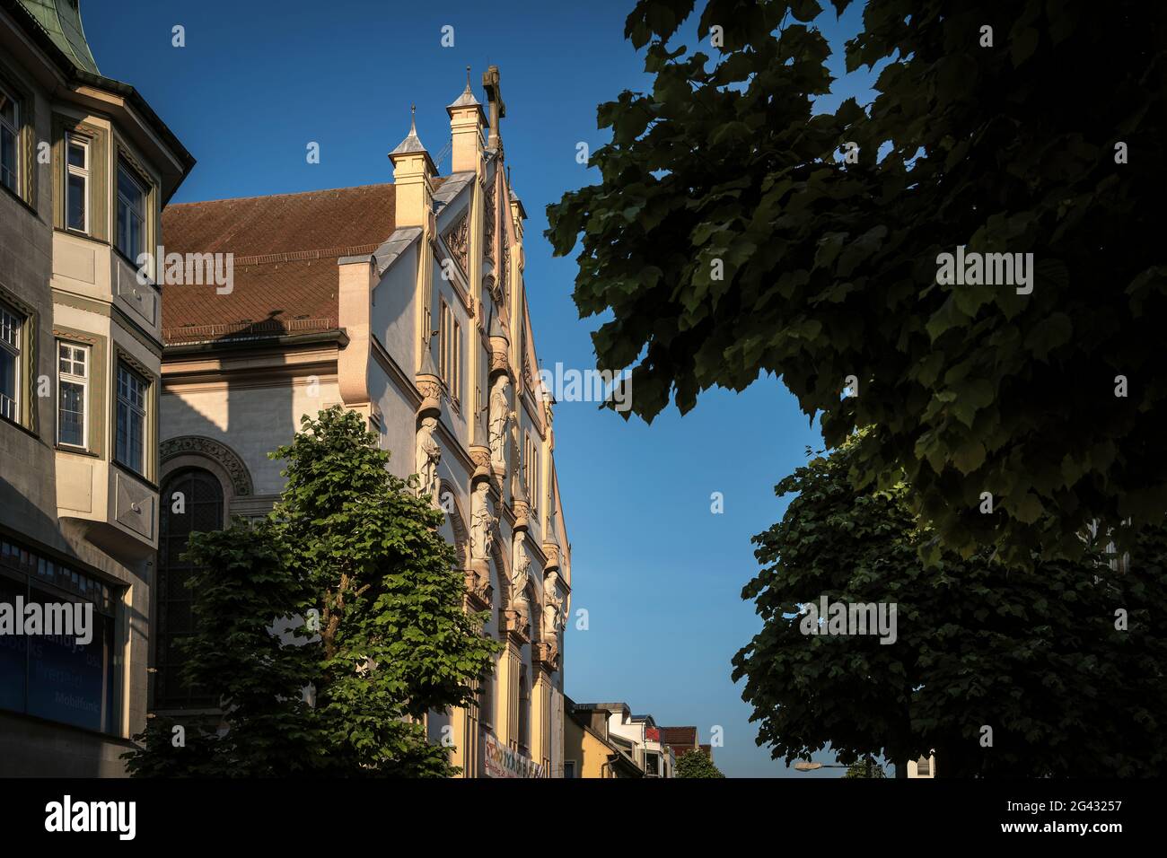 Stadtkirche St. Peter und Paul mit Jugendstilfassade, Tuttingen, Baden-Württemberg, Donau, Deutschland Stockfoto