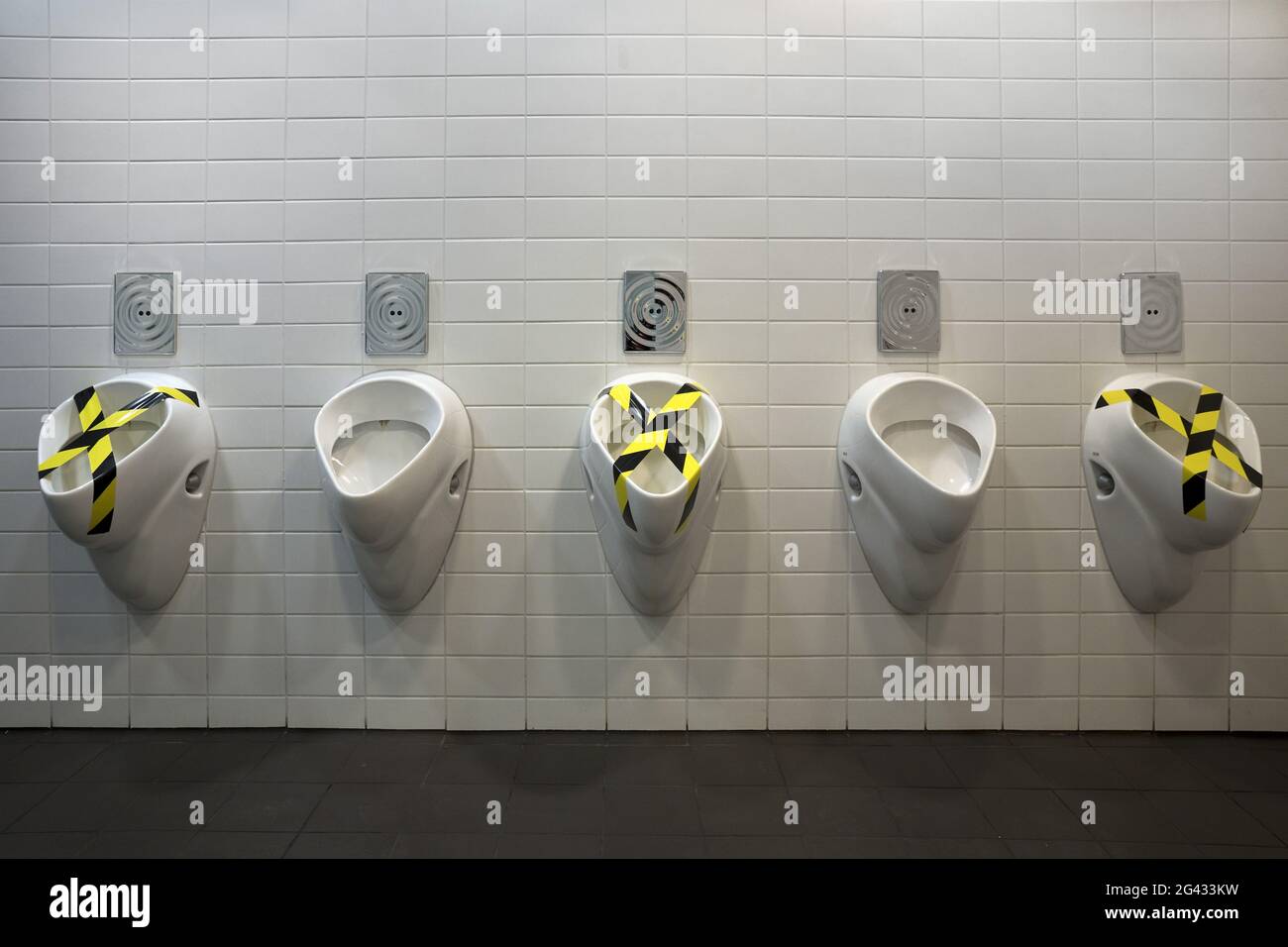 Urinal, Corona-Distanzregel auf der Herrentoilette, Bochum, Nordrhein-Westfalen, Deutschland, Europa Stockfoto