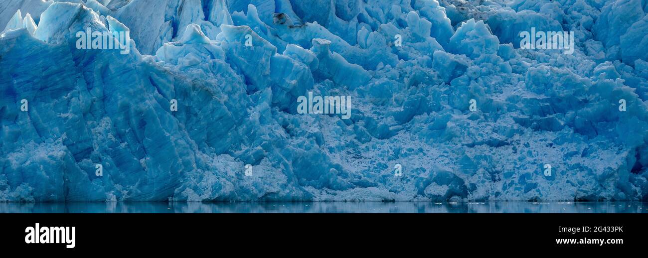 Craggy Grey Glacier Falling to Lago Grey, Magellanes Region, Torres del Paine, Chile Stockfoto