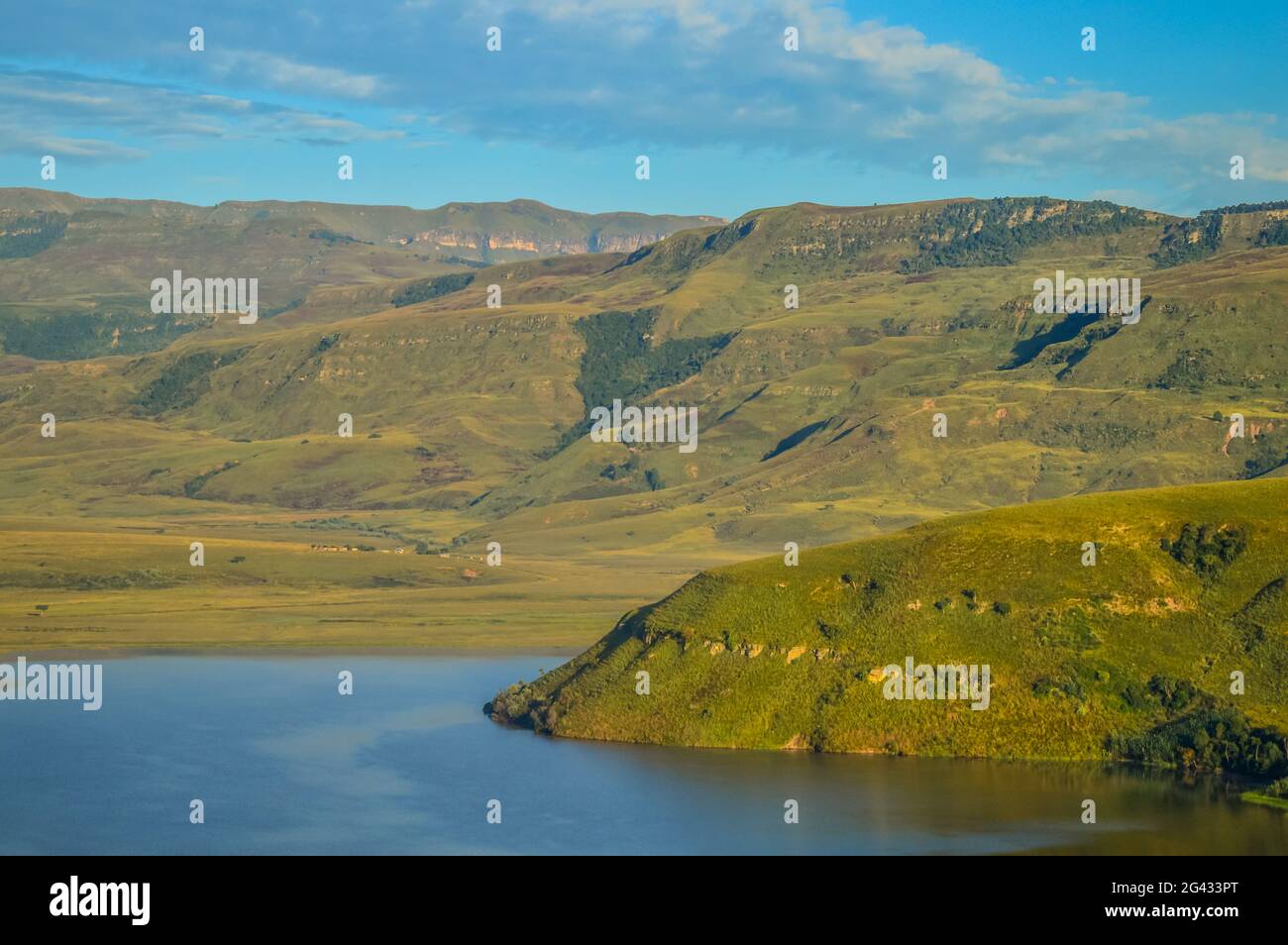 Drakensberger Berghang und Glockenturm Staudamm um Cathkin Peak Stockfoto