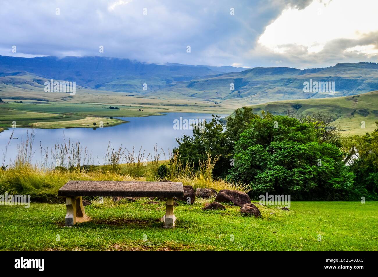 Drakensberger Berghang und Glockenturm Staudamm um Cathkin Peak Stockfoto