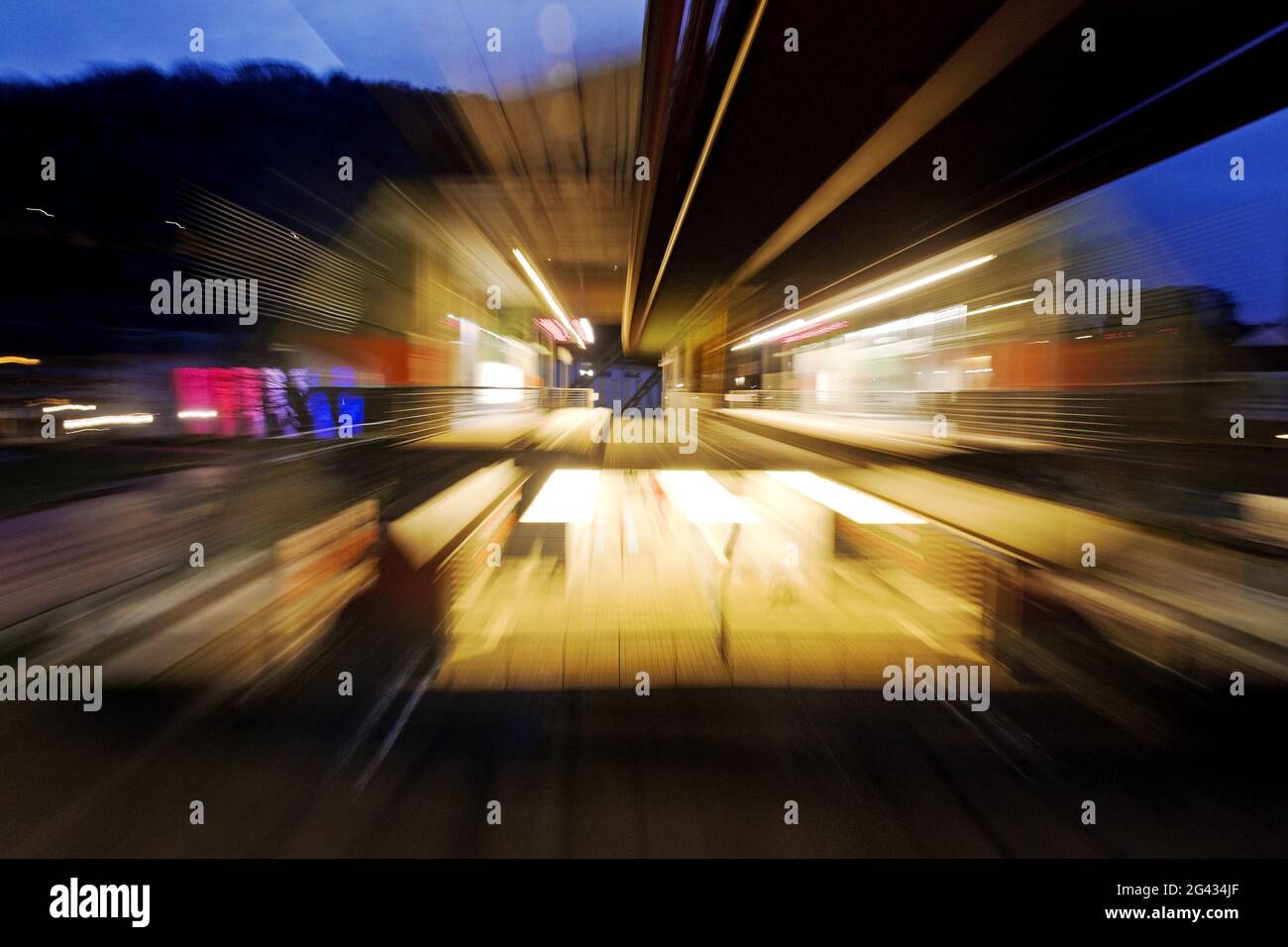 Bunte, halbabstrakte Bewegungsspuren einer fahrenden Schwebebahn, Wuppertal Stockfoto