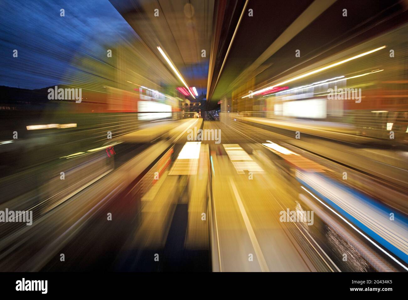 Bunte, halbabstrakte Bewegungsspuren einer fahrenden Schwebebahn, Wuppertal Stockfoto