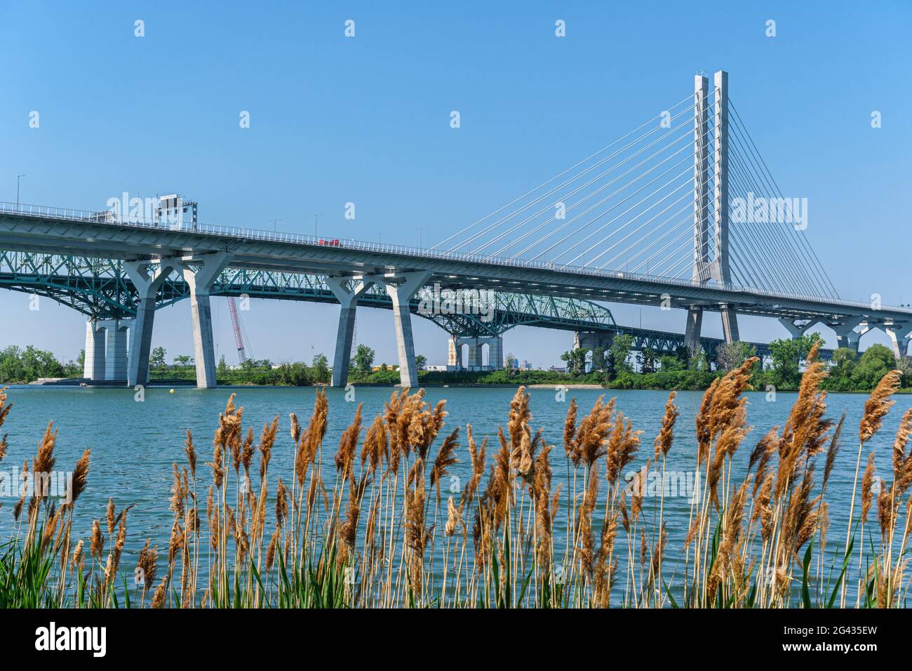Montreal, Kanada - 7. Juni 2021: Neue Champlain-Brücke neben der Old Champlain Bridge Stockfoto