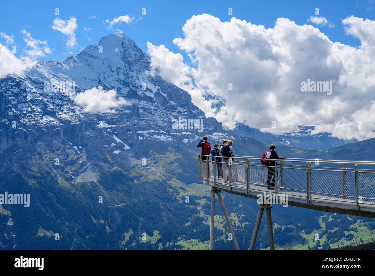 Mehrere Menschen stehen auf dem Cliff Walk mit Blick auf Eiger, Tissot Cliff Walk, First, Grindelwald, Berner Oberland, UNESCO-Weltkulturerbe Schweizer Alp Stockfoto