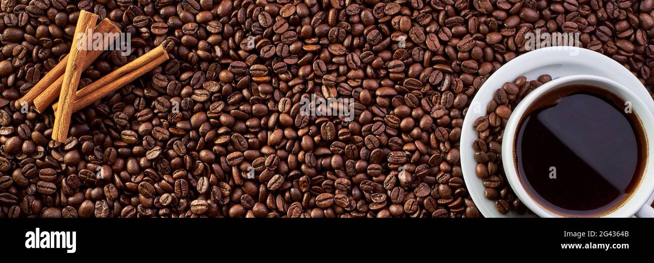 Tasse Kaffee Kaffeebohnen Hintergrund Stockfoto